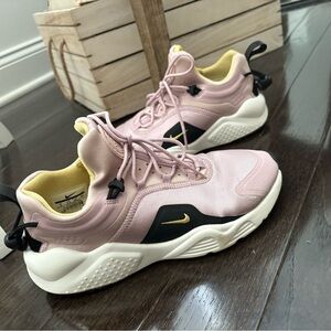 Nike Women’s Air Huarache Sneaker